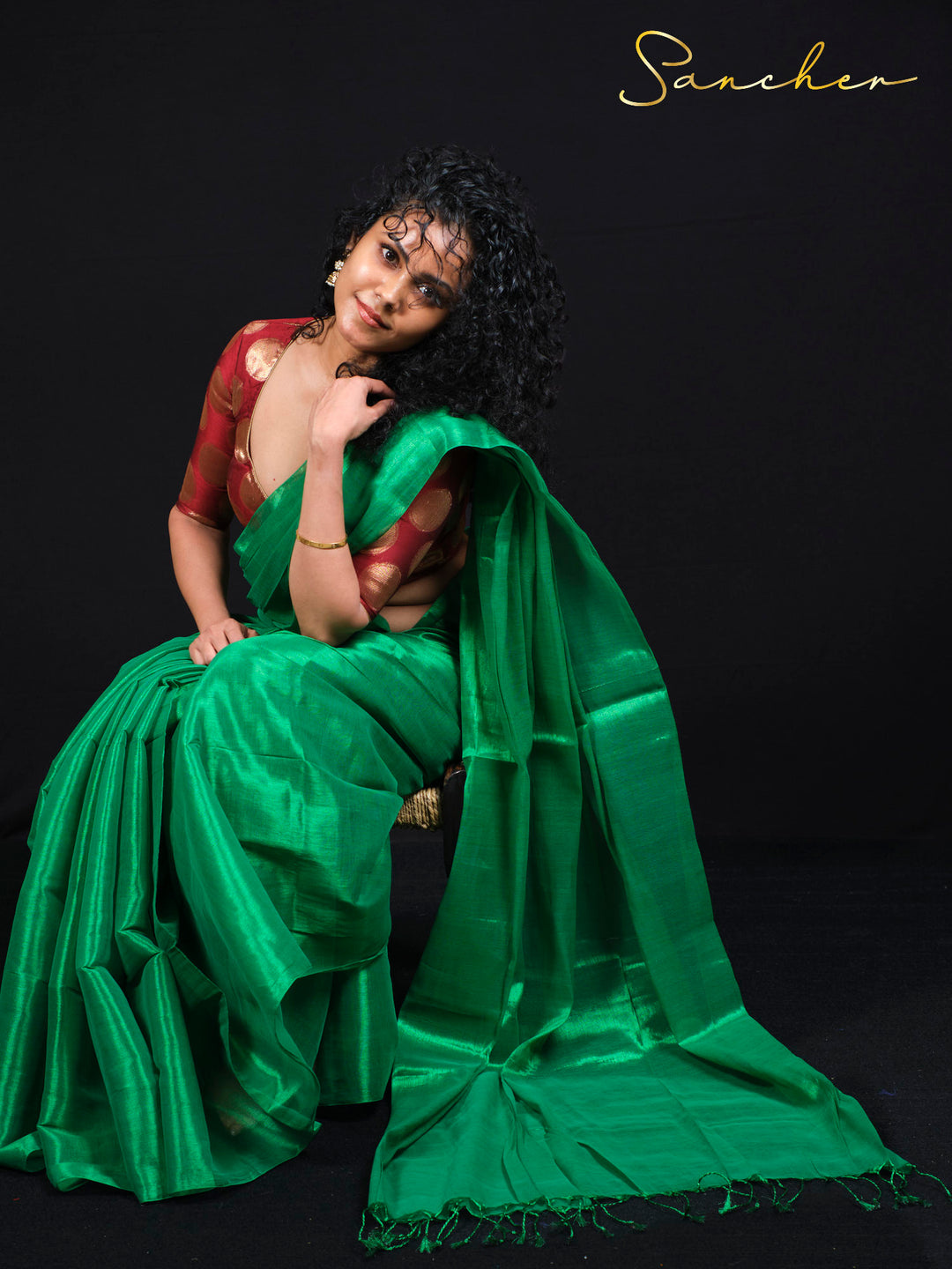 Wow, the green Mul Zari silk looks so graceful and stylish while she’s sitting!