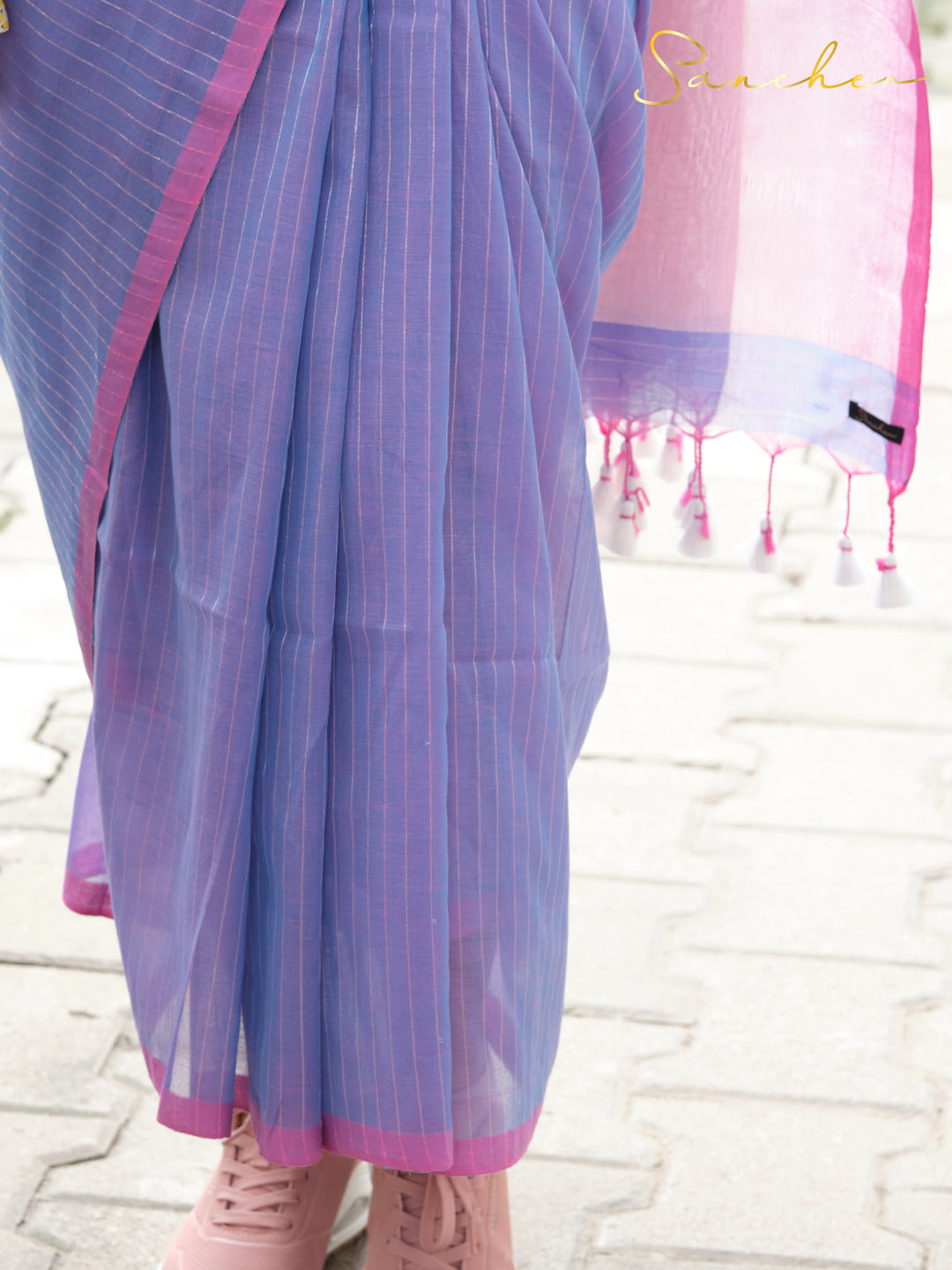  Close-up of lavender and pink mul cotton saree texture from best shop in Anna Nagar, highlighting professional workwear saree details, available at boutique for casual office wear and online.